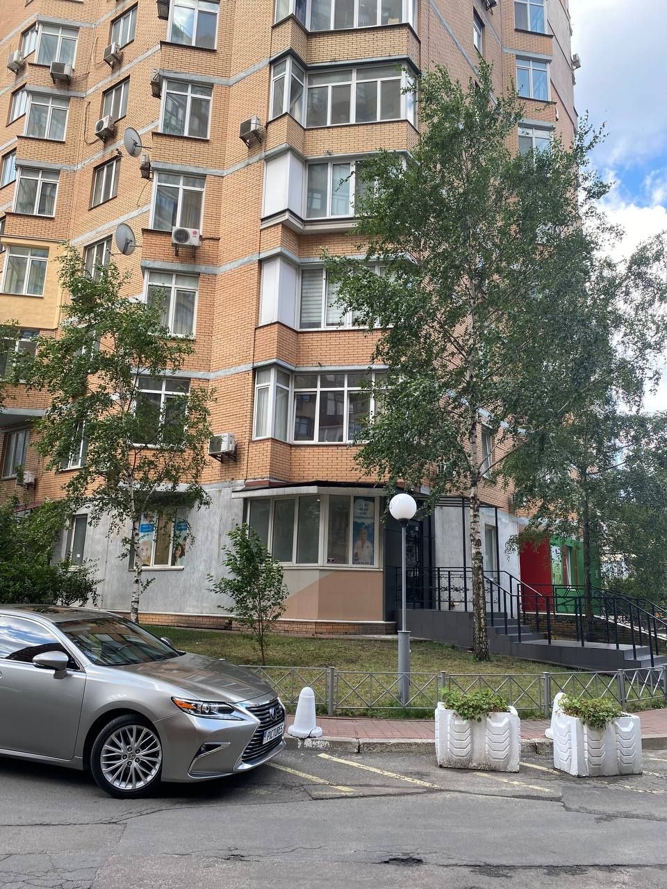 (Без%) Коновальця,  салон,  офіс