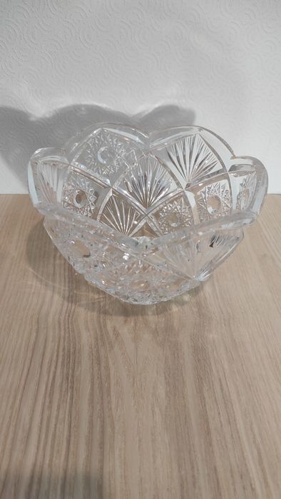 Глибокі тарілки, хрустальна ваза, салатниця, блюдо