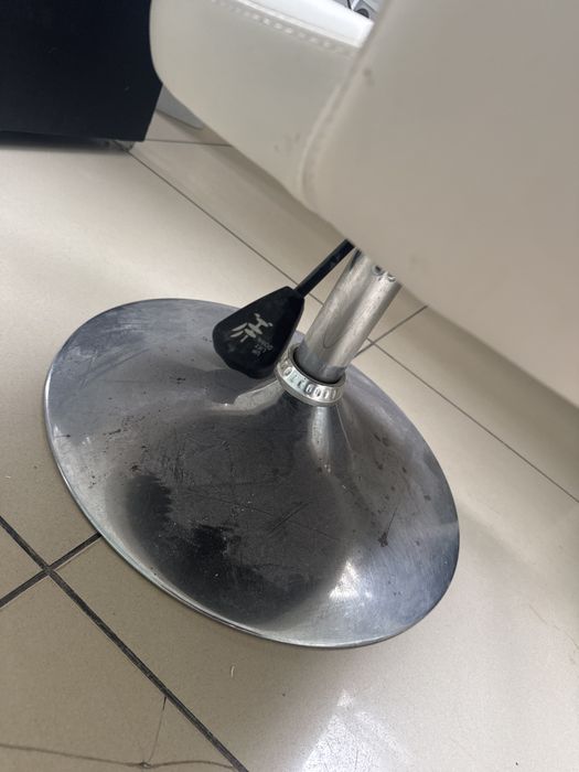 Krzeslo obrotowe kosmetyczne biale skora