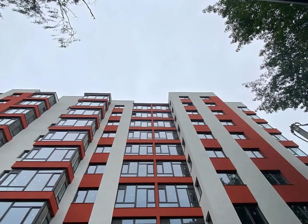 Продам 1 км велику квартиру біля Парку та озера