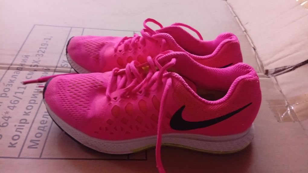 Кросівки жіночи Nike розмір розмір 38,5. В гарному стані.