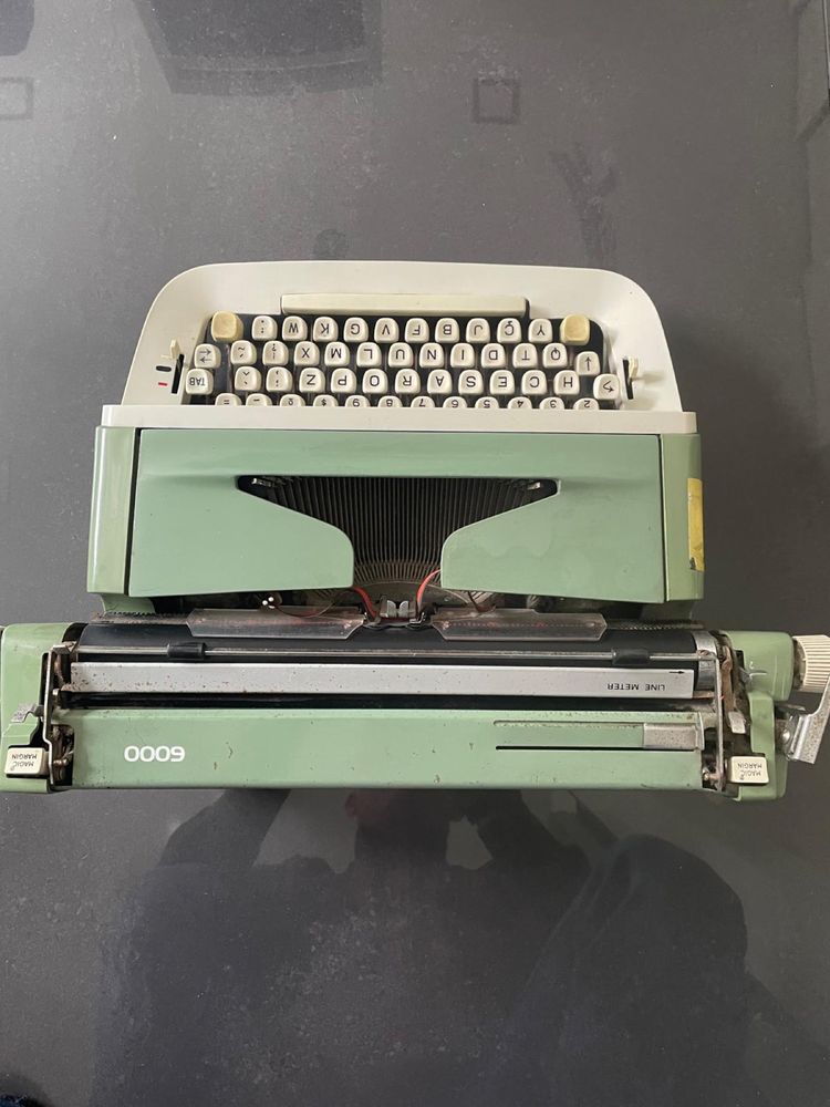 Máquina de escrever antiga Messa
