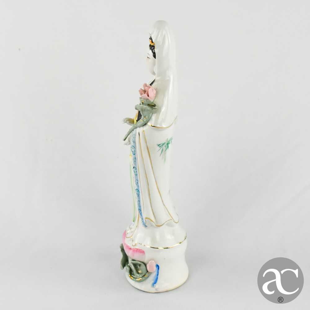 Deusa / Guanyin em Porcelana da China, policromada, com flor de lótus