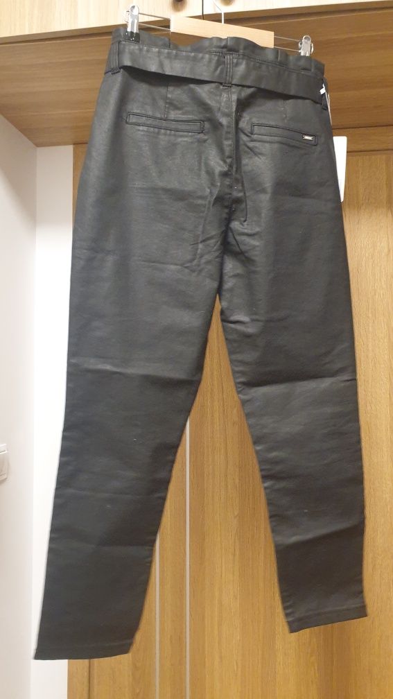 Spodnie Pakita diverse r. 40 woskowane, z wyższym stanem