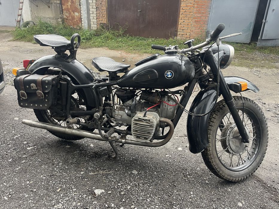 Мотоцикл  Дніпро  К-750  на ходу є коляска