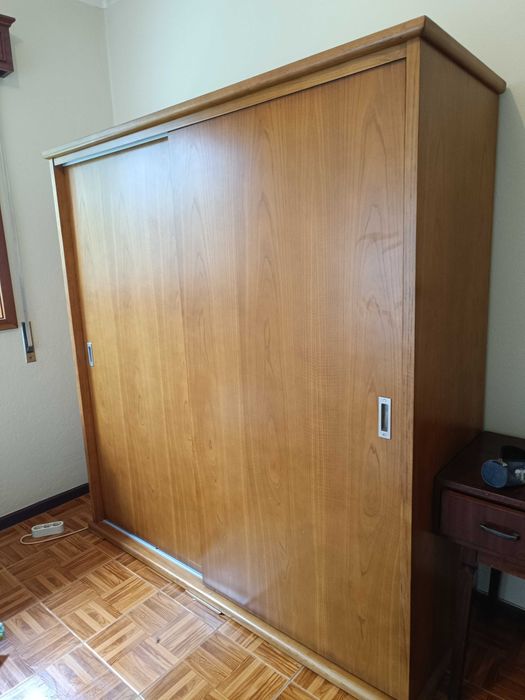 Roupeiro em bom estado