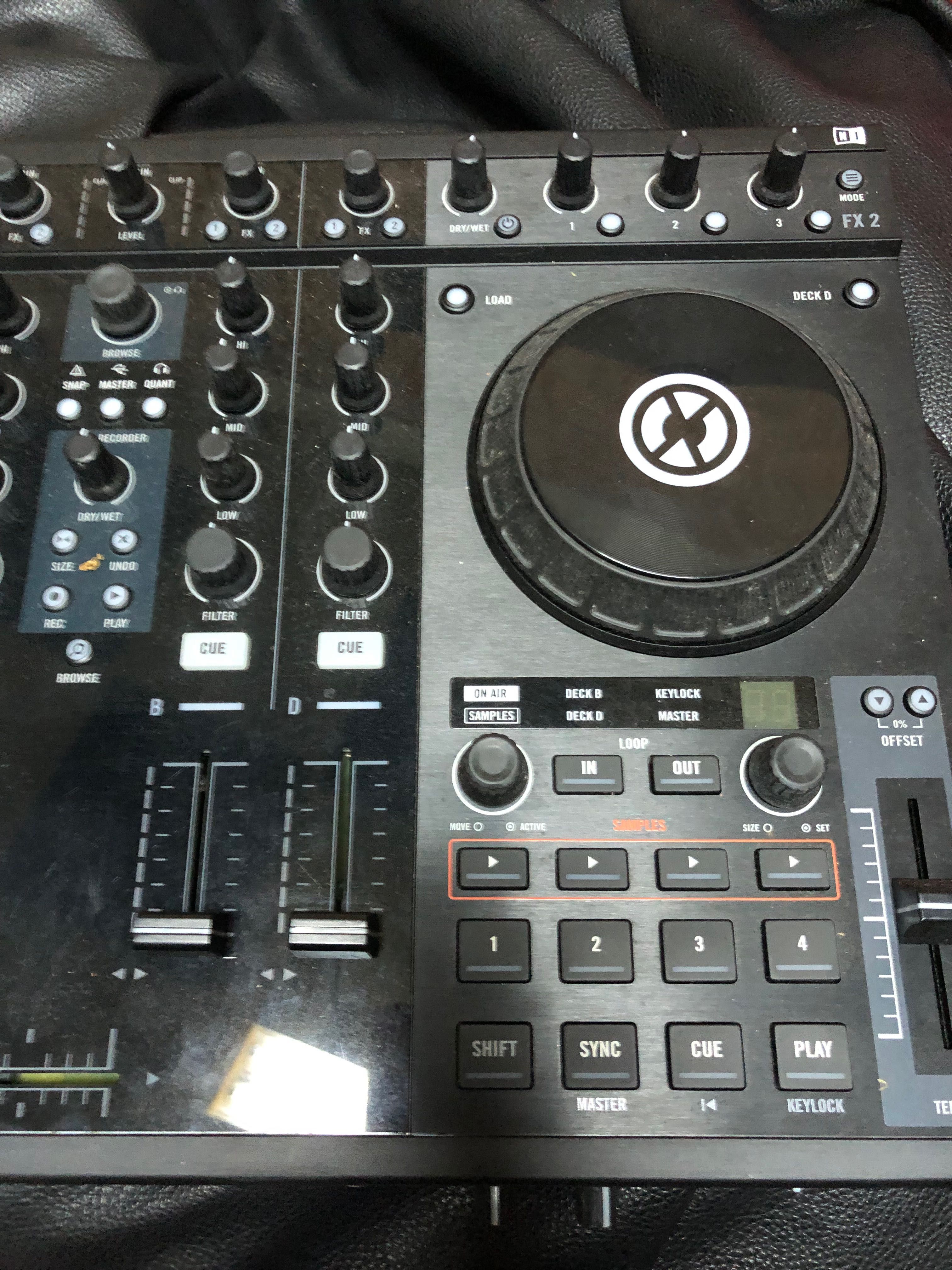 Controlador de Dj traktor kontrol S4