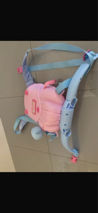 Brinquedo sling para levar bebé a passear ao colo.