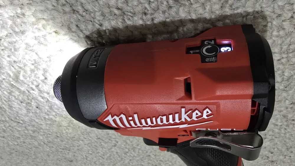 Wiertarko wkrętarka udarowa i zakrętarka Milwaukee  M12 z bateriami