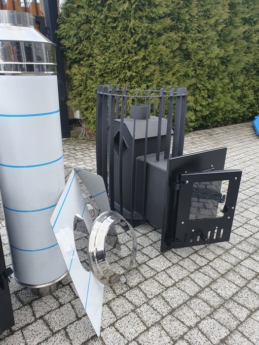 Piec do sauny opalany drewnem wraz z kominem.