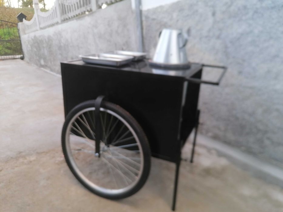 Carrinho com assador de castanhas revestido a argila