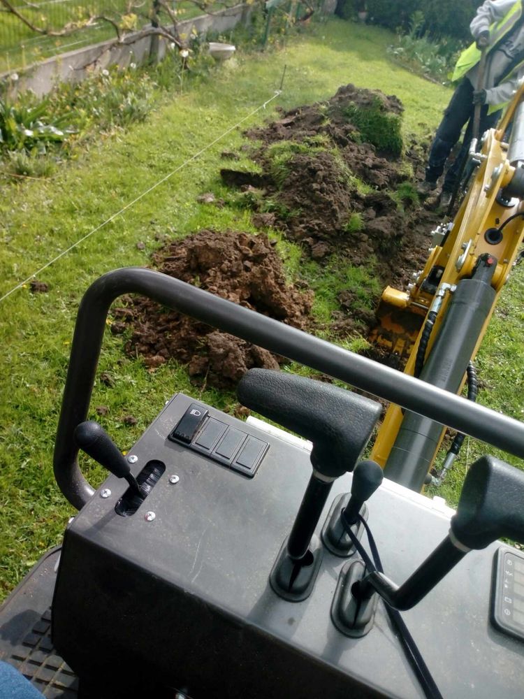 Uslugi Minikoparką Niwelowanie Wykopy Kucie Betonu Sciaganie Humus