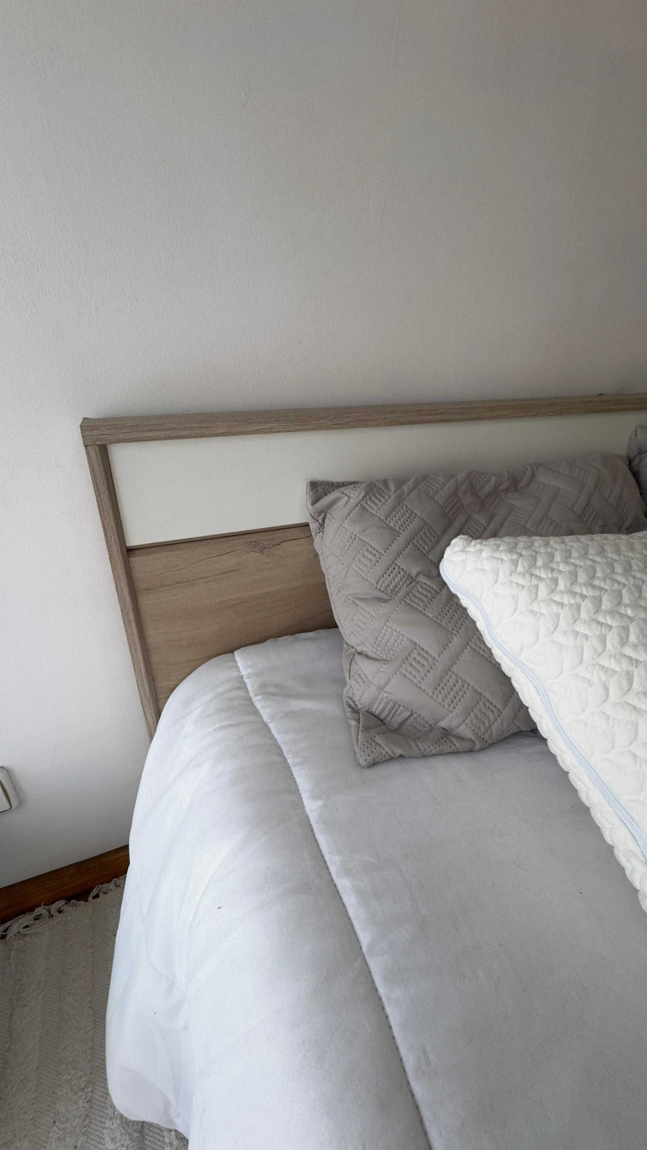 Cama de Casal e Mesinha