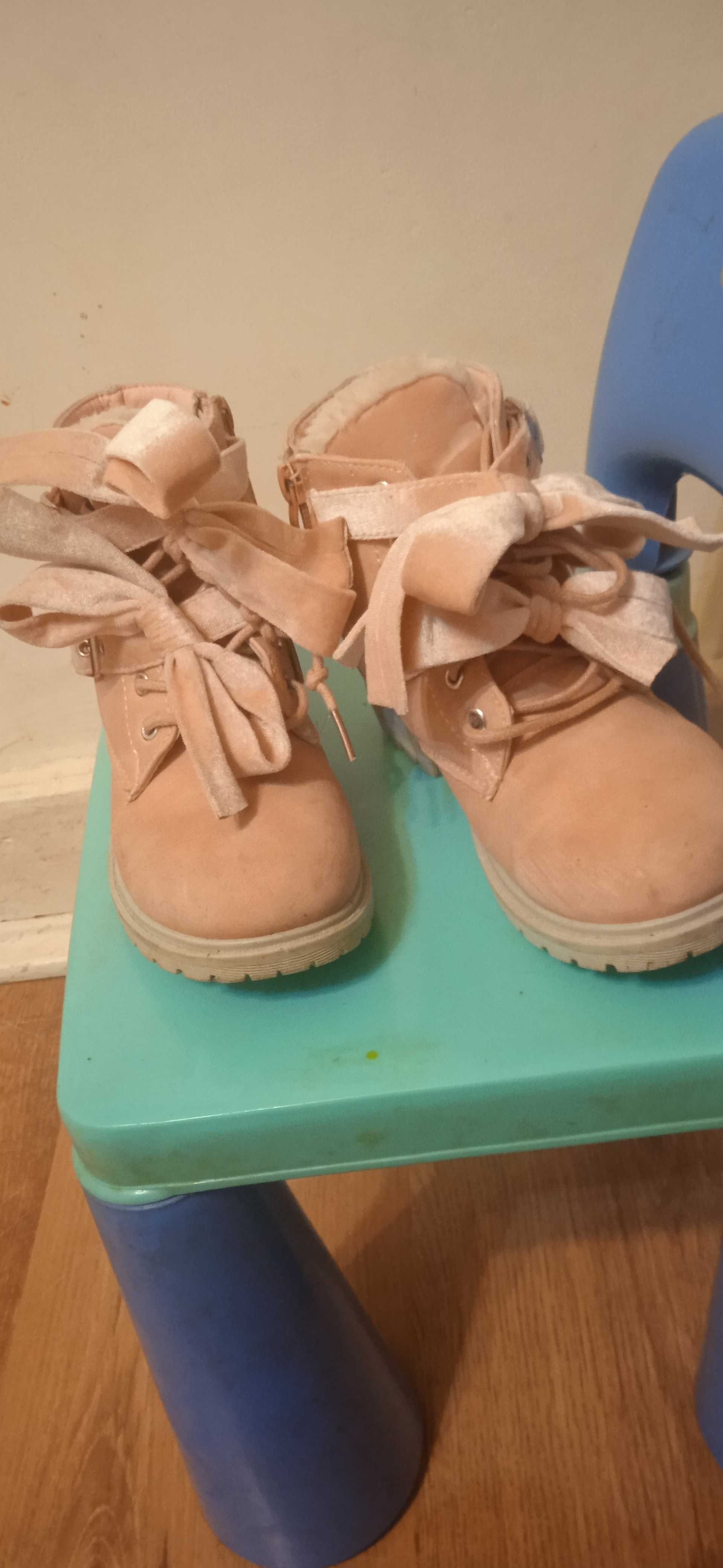 Buty z kokardkami