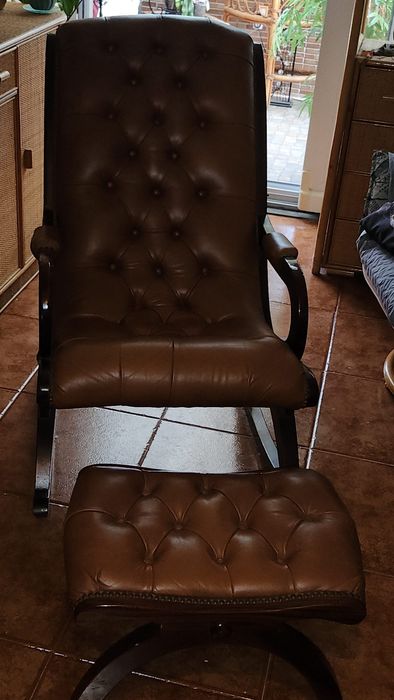 Cadeira em mogno e pele (couro)