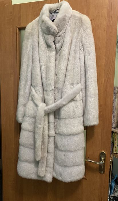 Шикарна білосніжна , супер мʼякенька  шубка S-M , довжина 100 см  !!!