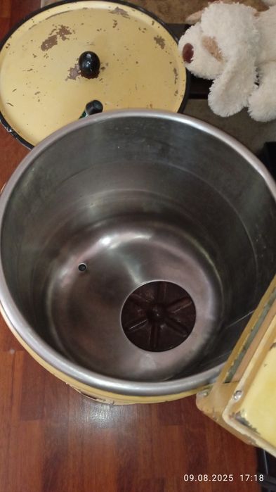 Стиральная машинка ВОЛГА. С ручным выжимом. Стирает хорошо.