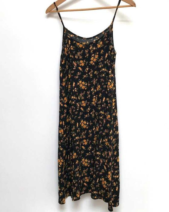 Vestido negro estampado de flores laranjas