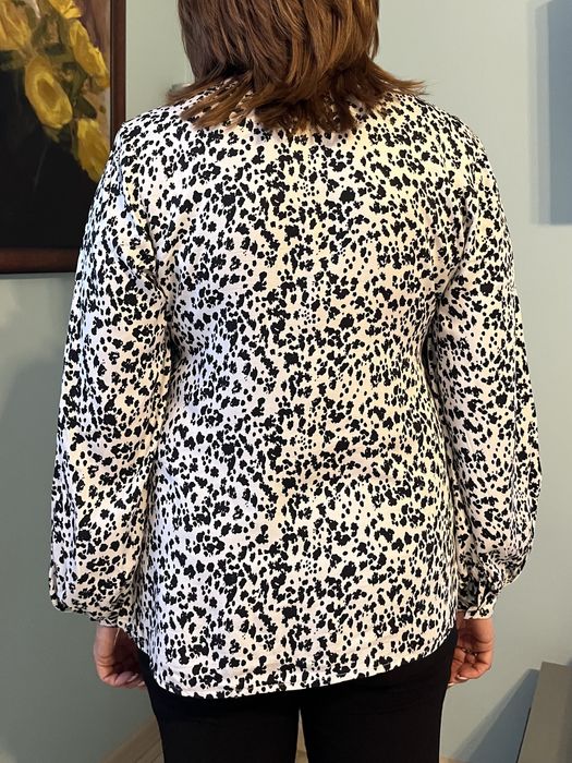 Biała bluzka w czarne łatki