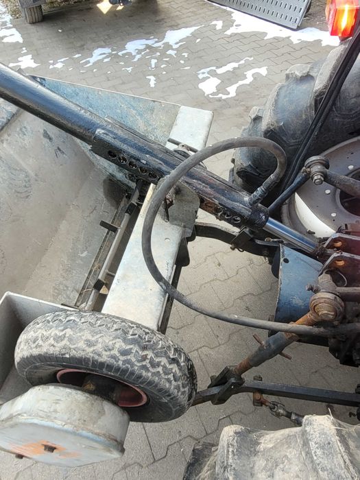 Posypywarka samozaładowcza do  małego ciągnika  na chodniki