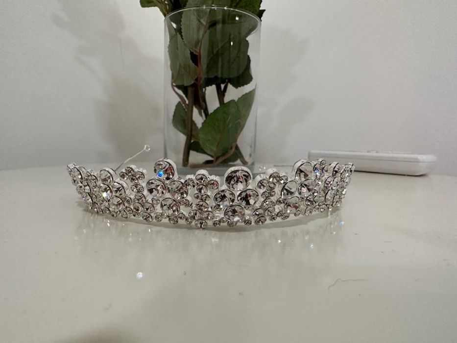 Vendo coroa com detalhes de cristais Swarovski