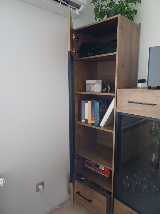 Zestaw mebli stan bardzo dobry/ dobry : stół + komoda + regał
