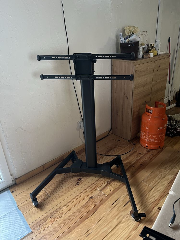 Suporte com rodas para TV