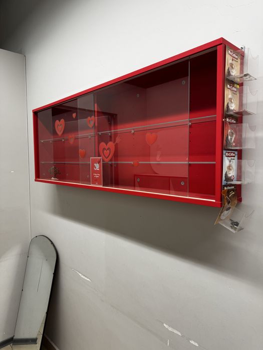 Поличці, вітрини, стіл, шафа