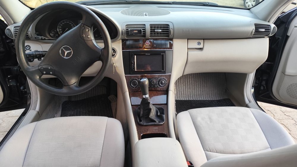 Mercedes c200  preta