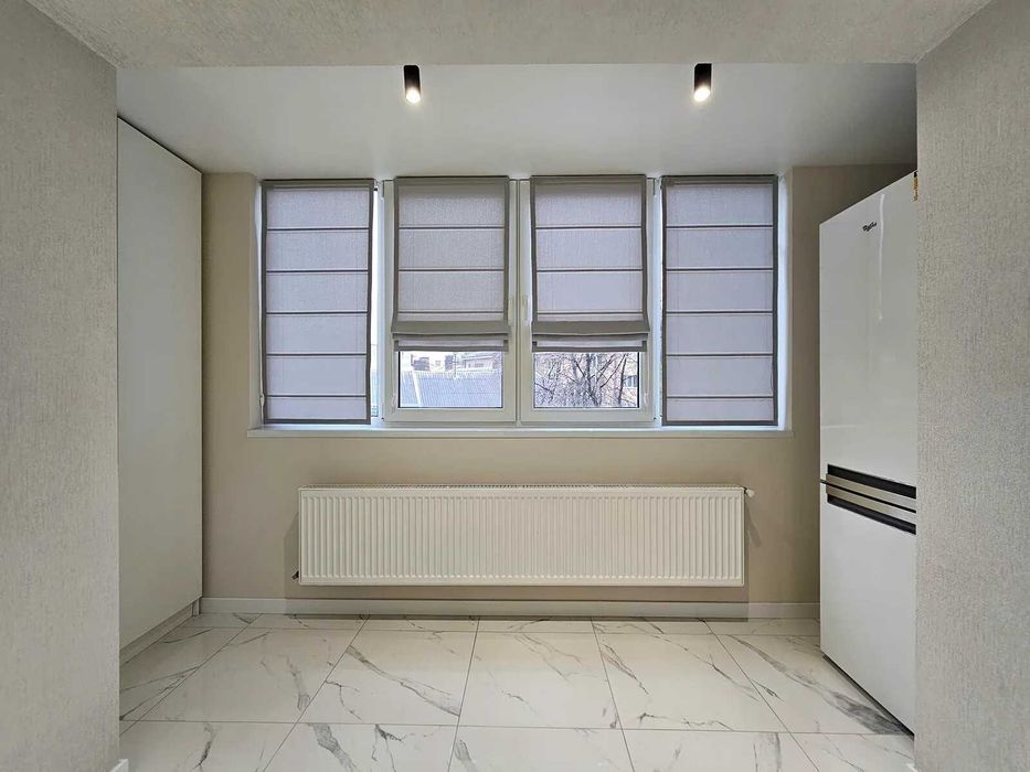 Двокімнатна з кухнею-студією біля стометрівки