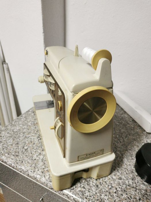 Máquina de Costura - Singer - Mod. 700G - Bom Estado