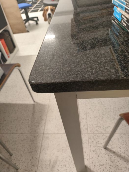 Mesa de cozinha com tampo em granito