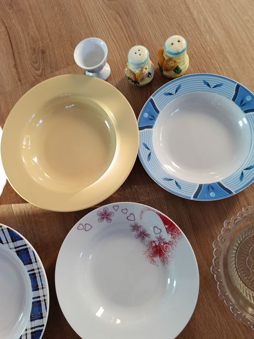 Zestaw naczyń róznych marek- talerze,miski