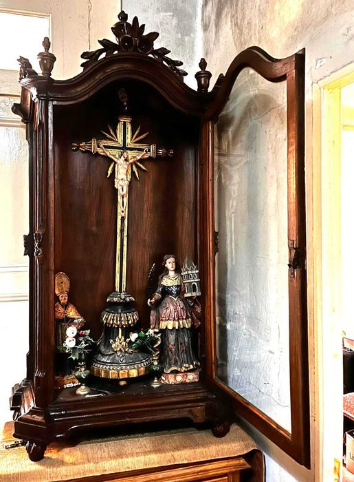 Antigo ORATÓRIO em madeira com crucifixo e imagens representativas