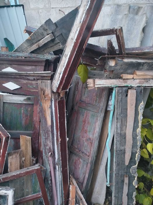 Дерево з рам вікон на дрова