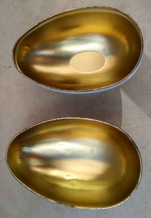 Lata metálica antiga com o formato de um ovo