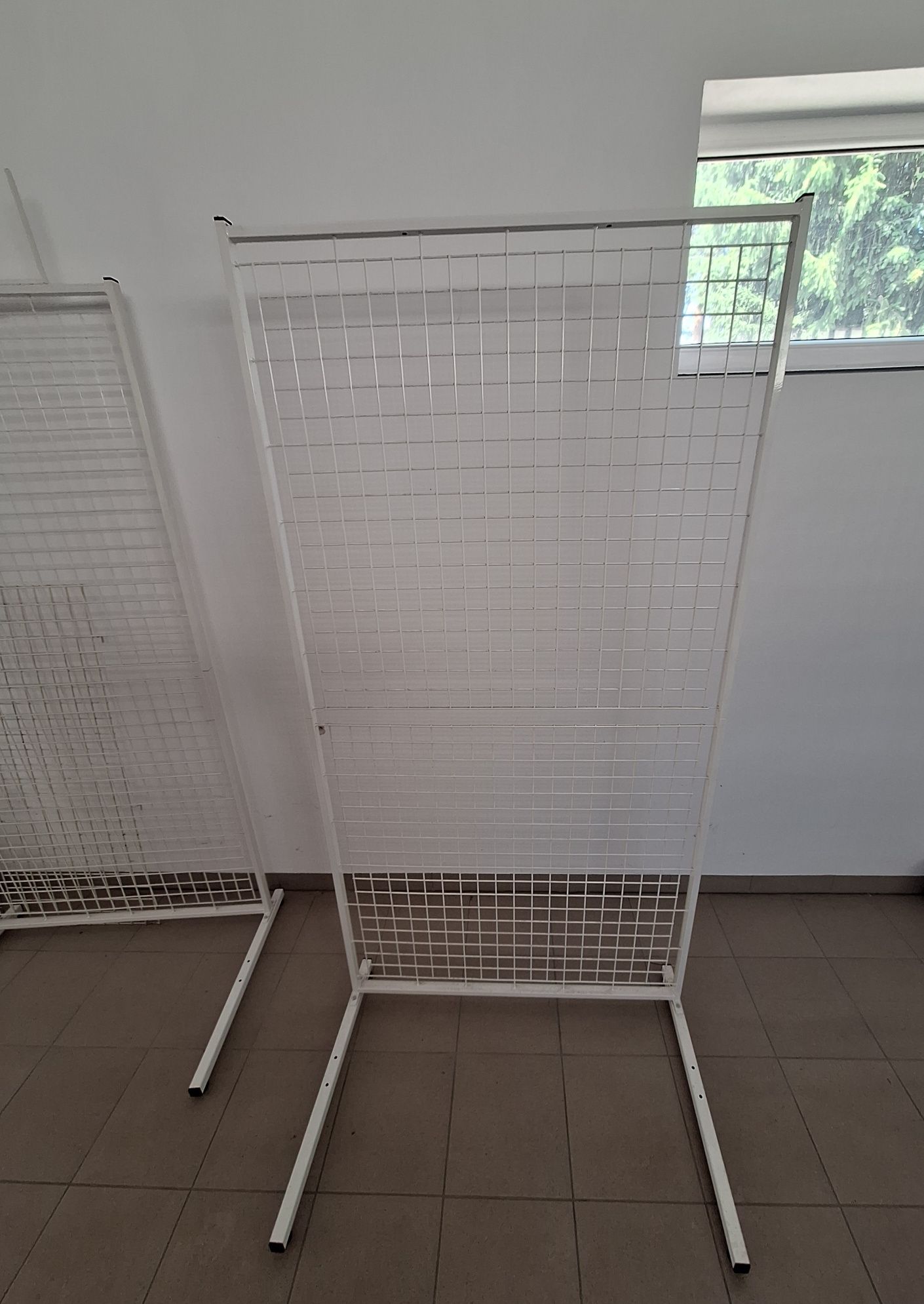 Stojak Ekspozytor z haczykami / Wieszak sklepowy kratka