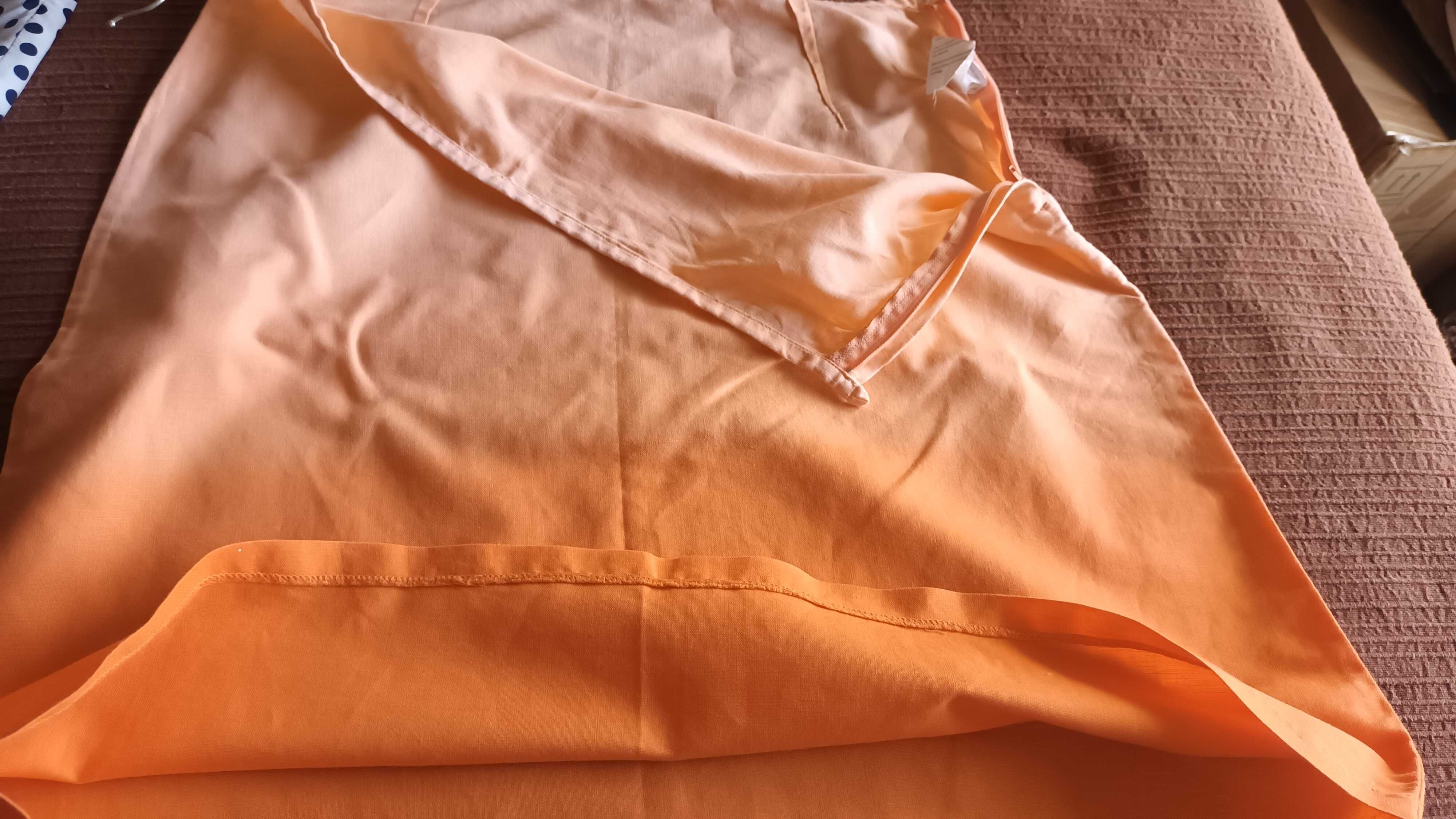 Saia em cor de laranja