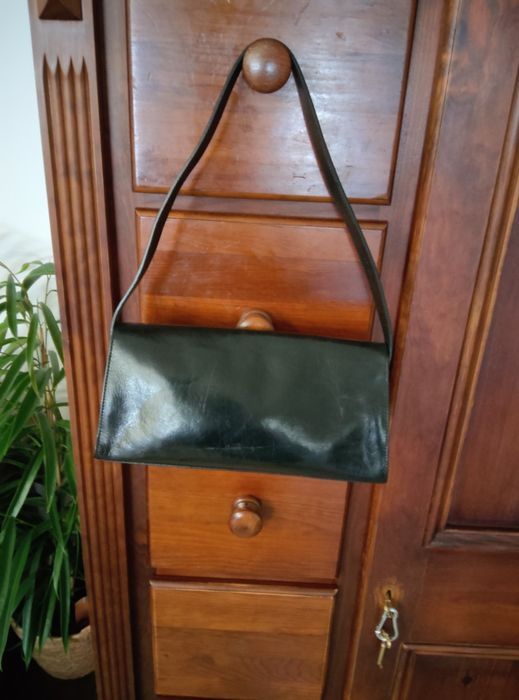 Mala de ombro preta em pele, marca Furla