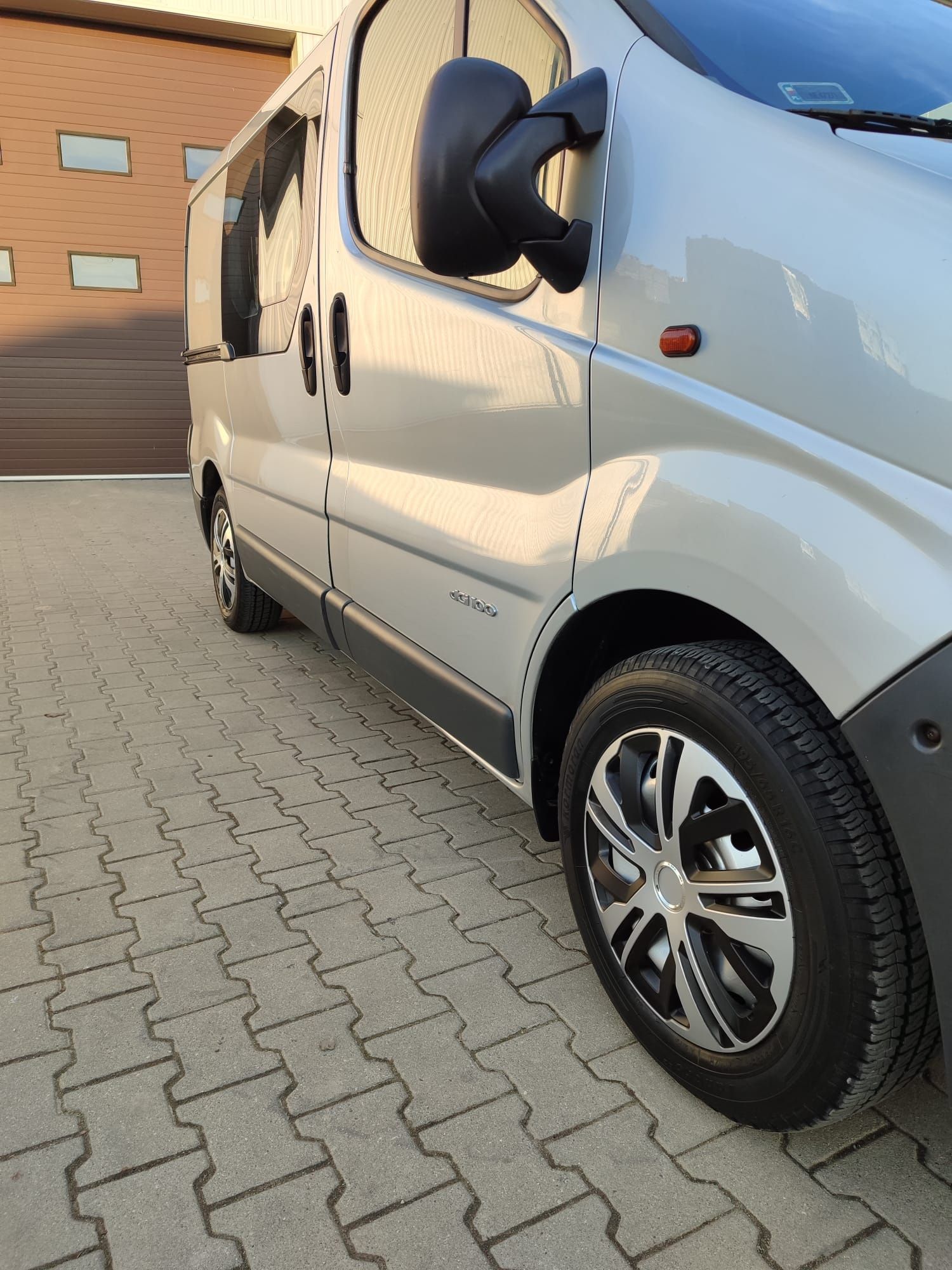 Renault trafic 6 osobowy