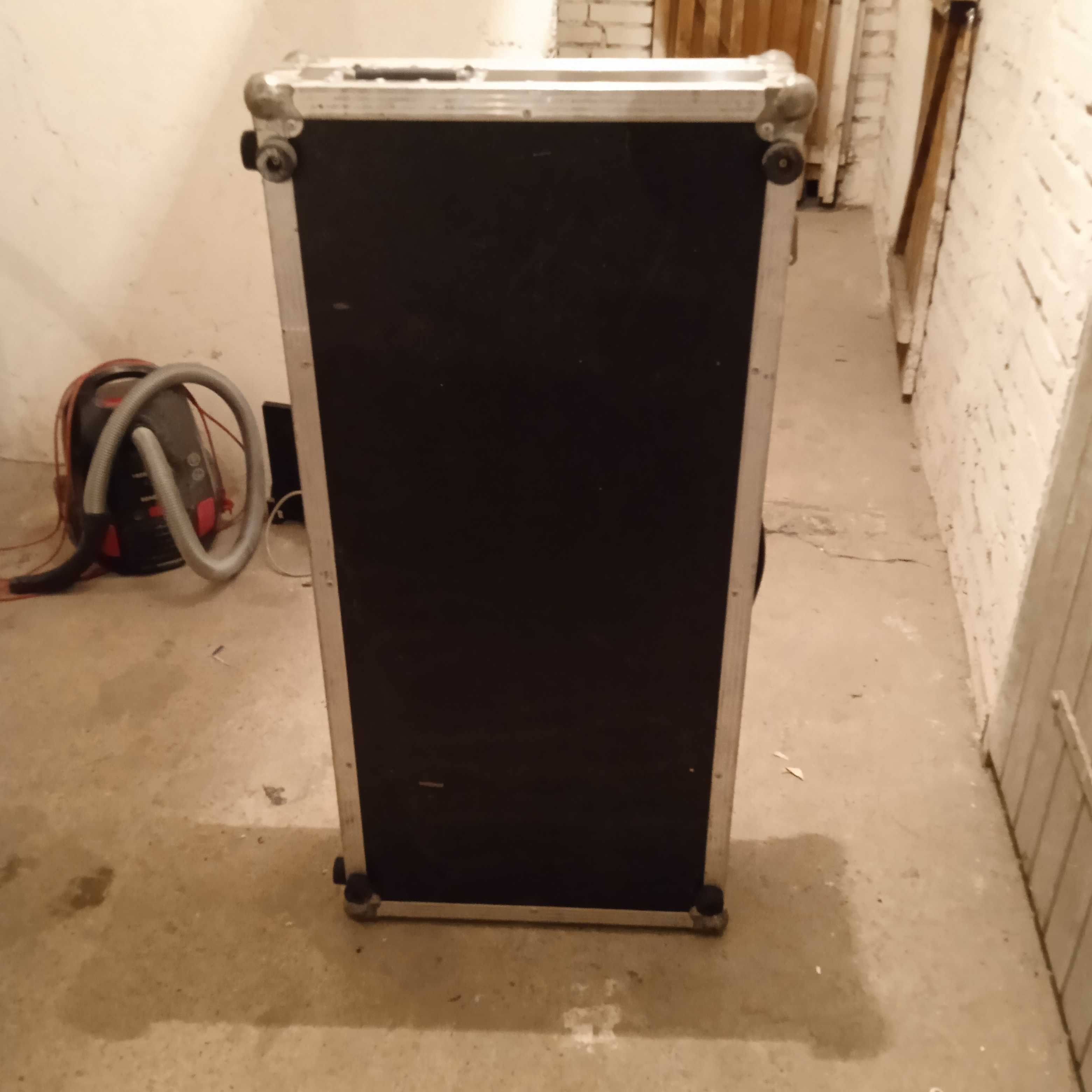 dwie duże skrzynie na instrumenty muzyczne case futerały
