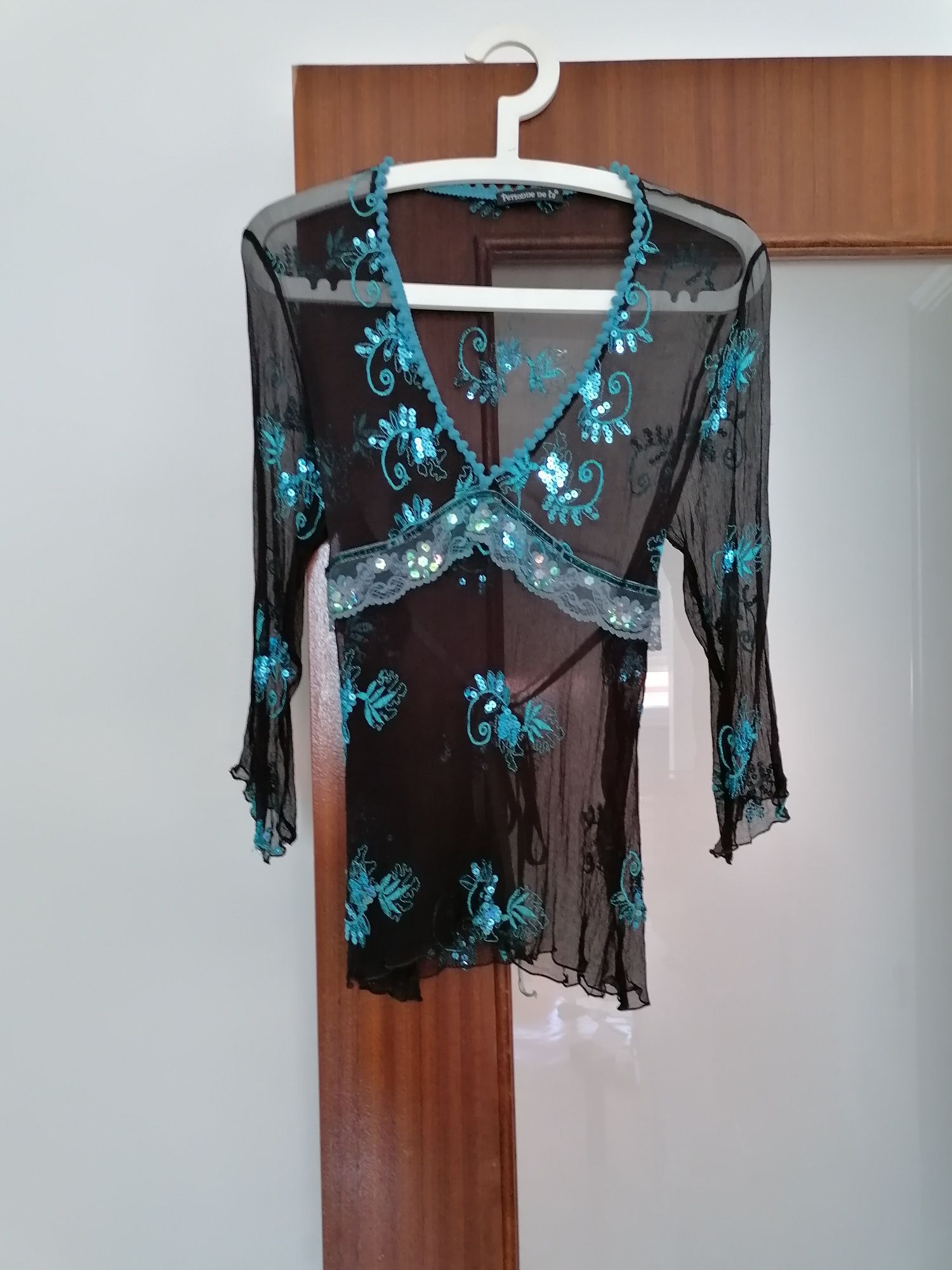 Blusa castanha escura transparente com aplicações em azul bebé