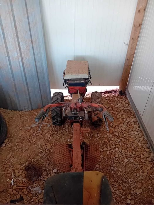 Trator  tração às 4 motor de arranque que pega na chave e documentação