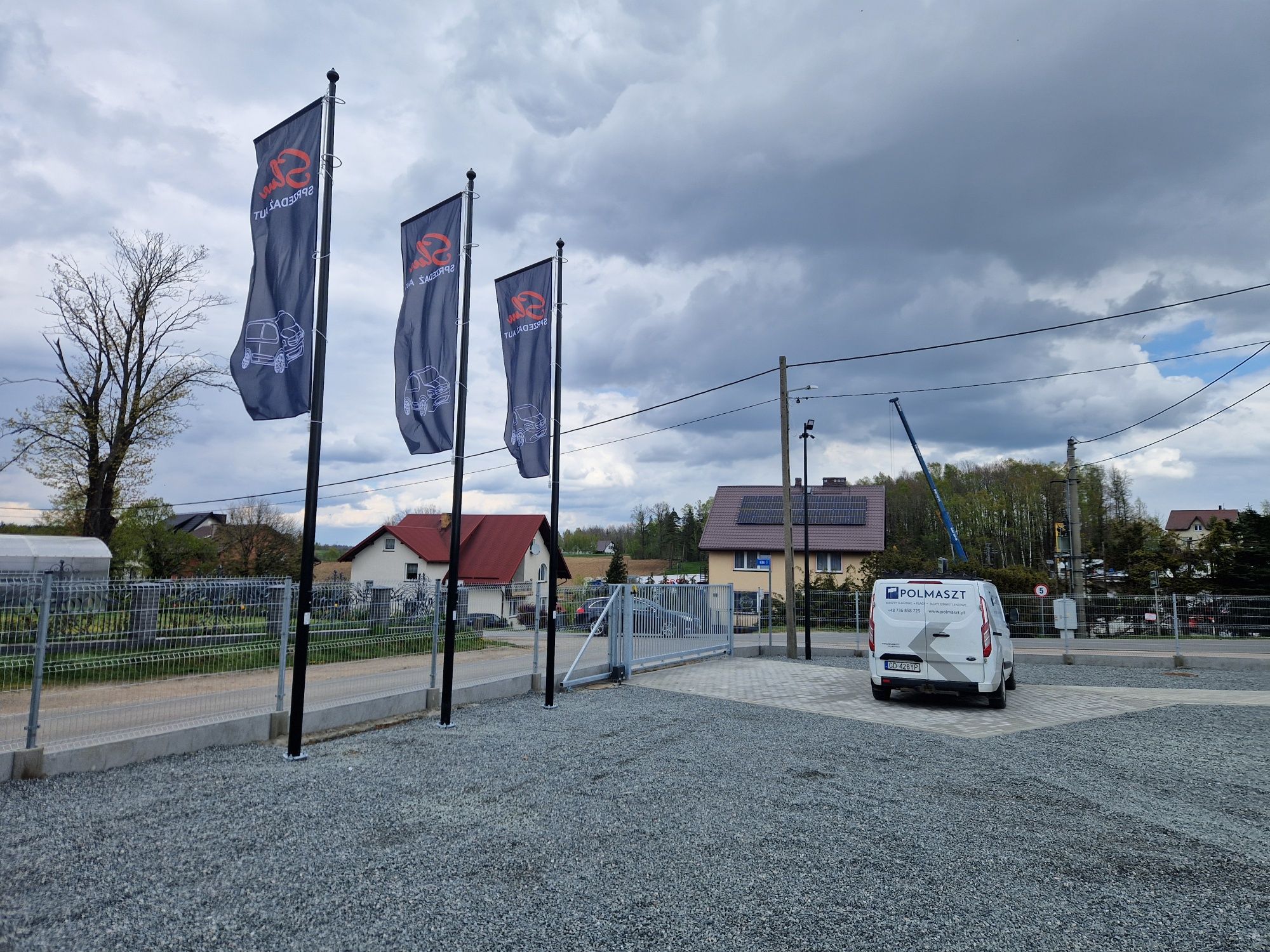 Słupy teletechniczne, maszty flagowe,