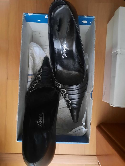 Sandalia-sapato e sapato preto de Senhora