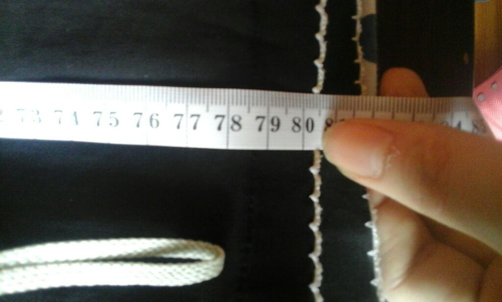 Sukienka z haftowanymi kwiatami i cyrkoniami