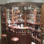 Bar em madeira com 2 bancos