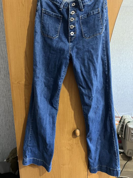 Джинси синього кольору