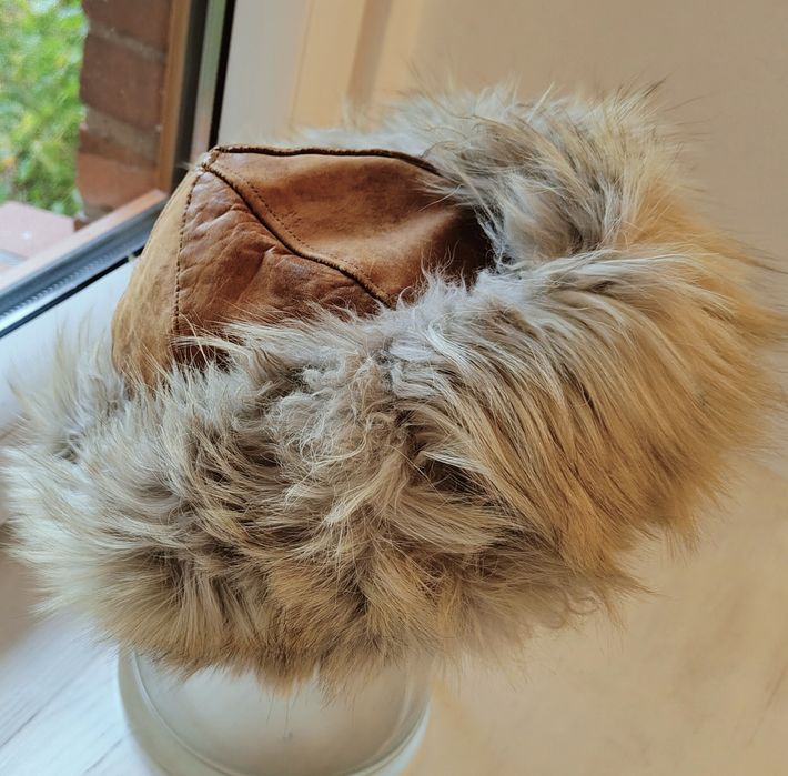 Czapka ze skóry naturalnej z lisem.