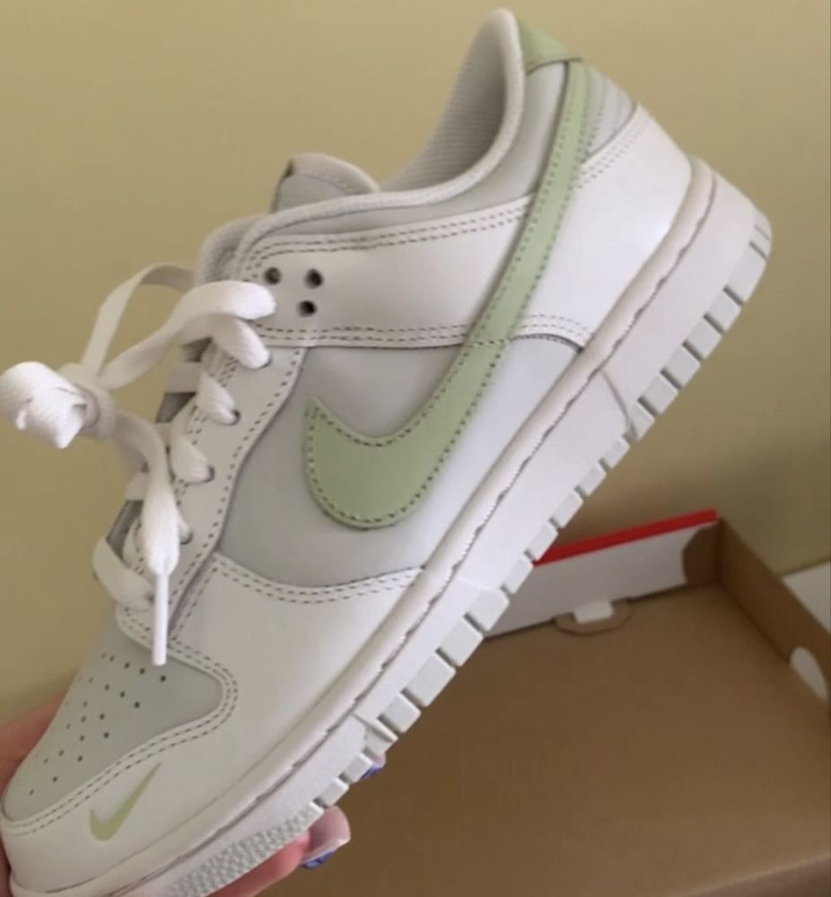 Nike  Dunk  Low